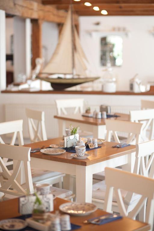 Hotel, Restaurant, Cafe Pharisaeerhof - Nordseeurlaub Mit Hund Nordstrand Exterior foto